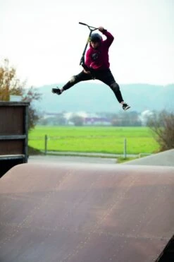 Schildkröt® Stunt Scooter Untwist Fire 22 Schildkröt® Stunt Scooter Untwist Fire -Hoka Sports Gear Shop G2067 B00 ecommerce