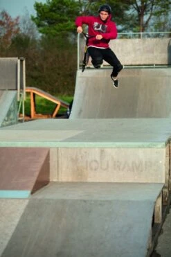 Schildkröt® Stunt Scooter Untwist Fire 25 Schildkröt® Stunt Scooter Untwist Fire -Hoka Sports Gear Shop G2067 B05 ecommerce