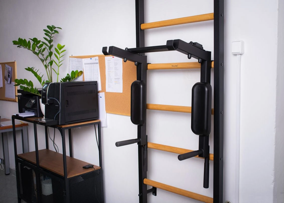 BenchK® Sprossenwand 523B Mit Klimmzugstange, Dip-Bügel & Trainingsbank 7 BenchK® Sprossenwand 523B Mit Klimmzugstange, Dip-Bügel & Trainingsbank - Image 5