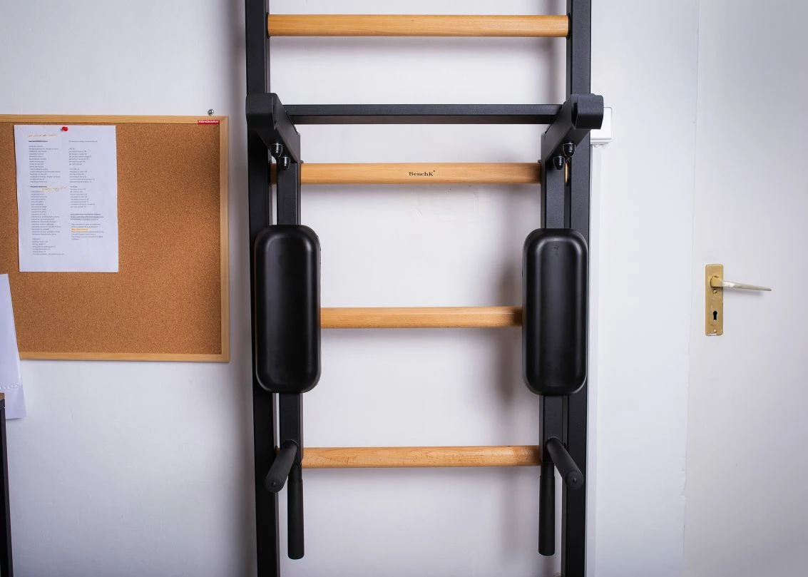 BenchK® Sprossenwand 523B Mit Klimmzugstange, Dip-Bügel & Trainingsbank 11 BenchK® Sprossenwand 523B Mit Klimmzugstange, Dip-Bügel & Trainingsbank - Image 9